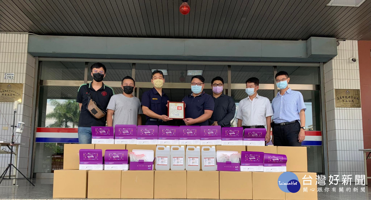 嘉義市保興府慈善協會捐贈嘉義市警察局第一分局、第二分局，共計200桶酒精及700劑快篩／警方提供