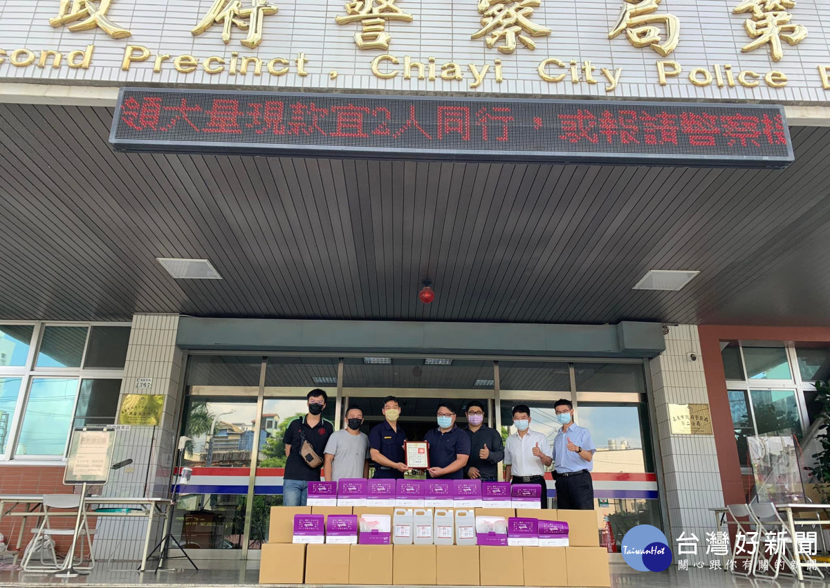 嘉義市保興府慈善協會捐贈嘉義市警察局第一分局、第二分局,共計200桶酒精及700劑快篩/警方提供