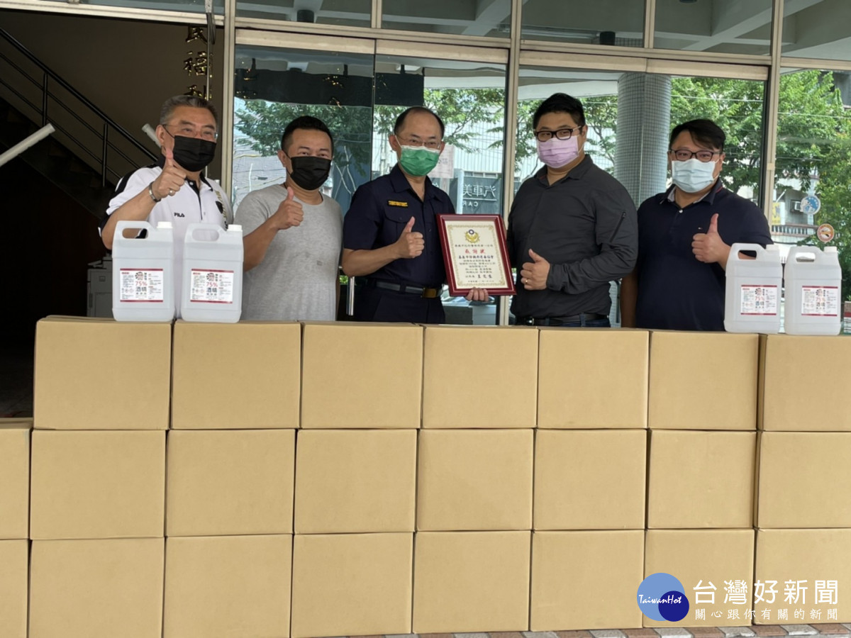 嘉義市保興府慈善協會捐贈嘉義市警察局第一分局、第二分局,共計200桶酒精及700劑快篩/警方提供