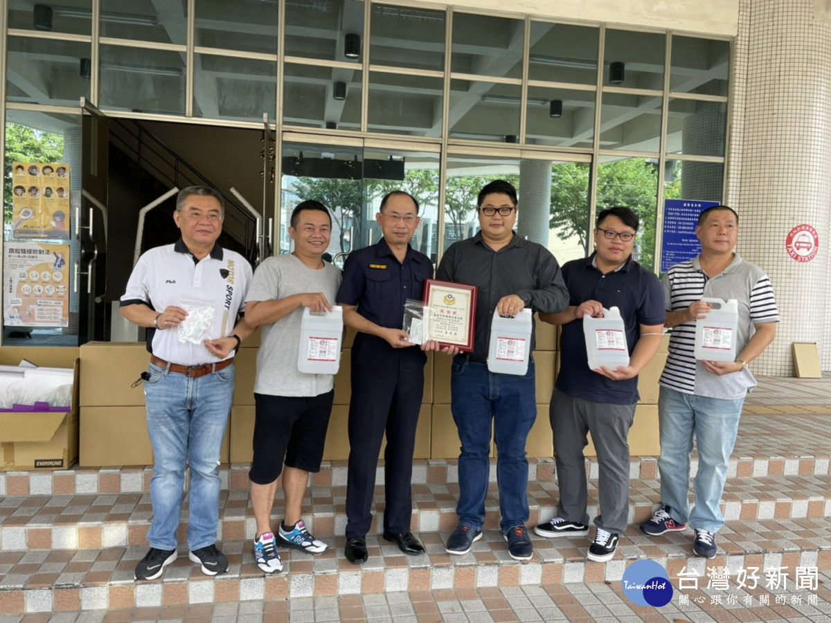 嘉義市保興府慈善協會捐贈嘉義市警察局第一分局、第二分局,共計200桶酒精及700劑快篩/警方提供
