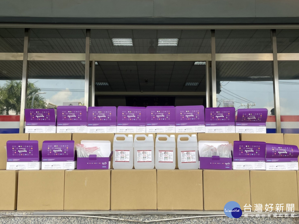嘉義市保興府慈善協會捐贈嘉義市警察局第一分局、第二分局,共計200桶酒精及700劑快篩/警方提供