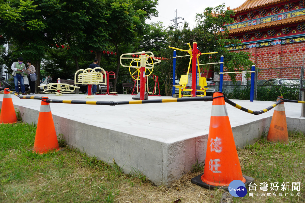 潭子公兒三公園開放體健設施區，但仍以三角錐及伸縮連桿圍起來，宛如工地。
