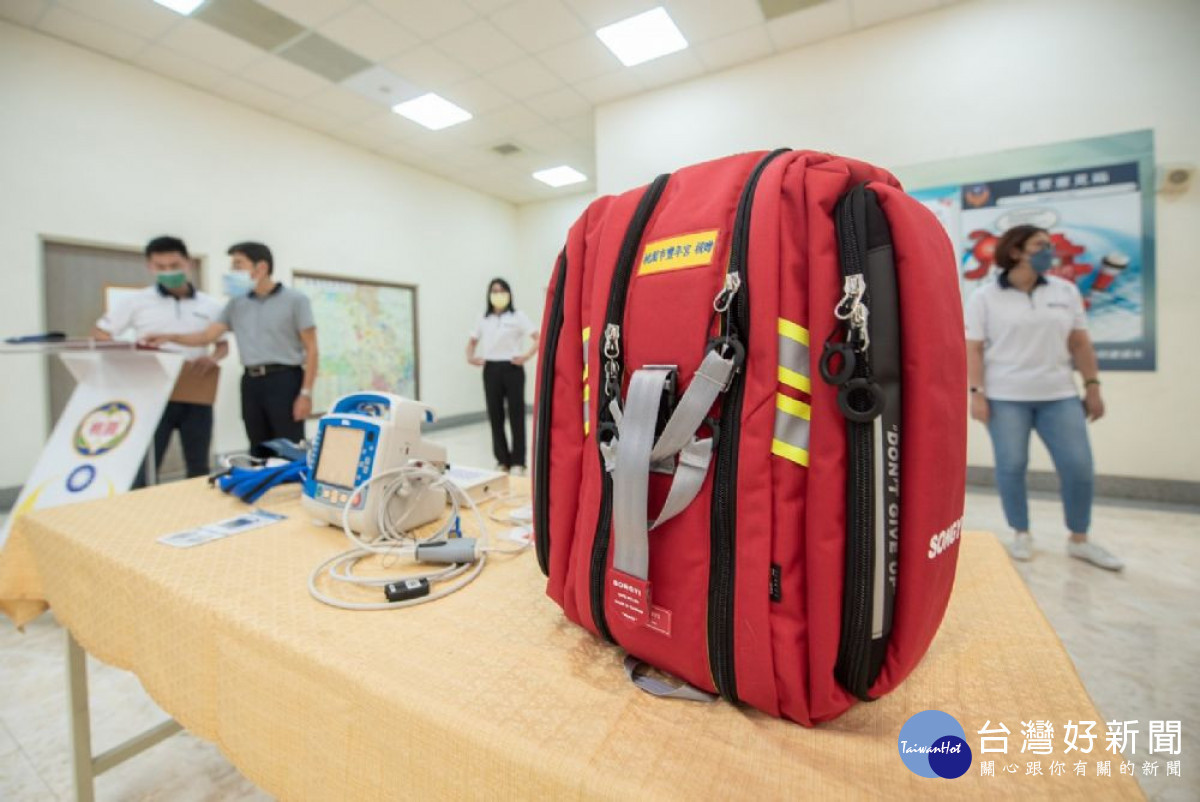 「Zoll-X高階監護電擊器」可測量呼吸速率、血壓、心律及血氧量,並整合AED、CPR反饋、手動電擊器等多種強大功能。