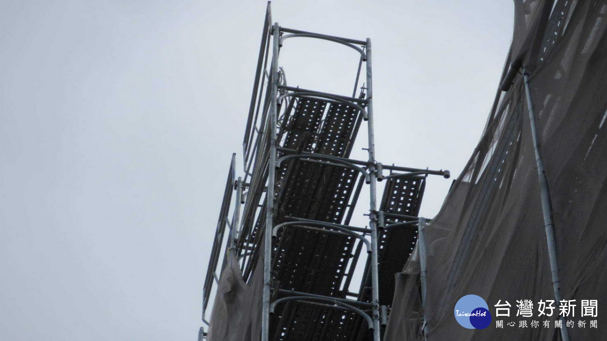 ▲高市府檢查3處醫院建築工地共計發現7項缺失，依職業安全衛生法裁罰34萬元。（圖／記者 許高祥 翻攝）