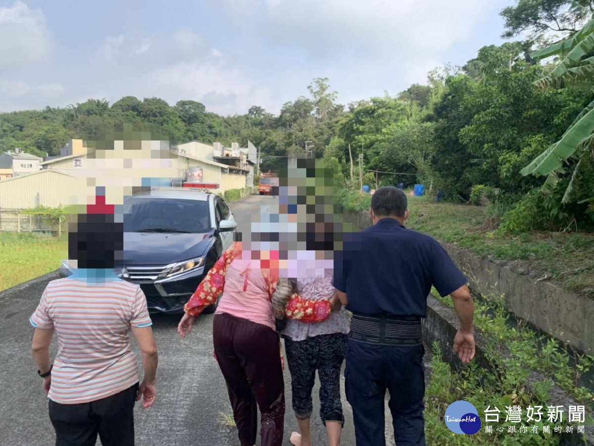 老嫗採竹筍跌落大排　苗警即刻救援