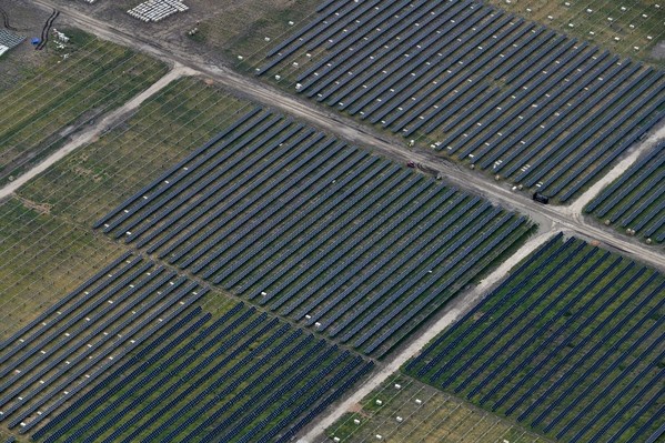 位於德州福爾斯縣的 Buckeye 的 Crown 和 Sol 太陽能項目將安裝超過 615,000 塊太陽能電池板。 位於德州福爾斯縣的 Buckeye 的 Crown 和 Sol 太陽能項目將安裝超過 615,000 塊太陽能電池板。