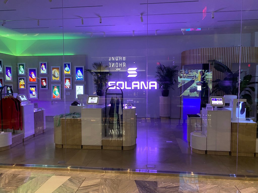 Solana於紐約設立實體店面！展示手機、球鞋等周邊，專人手把手操作教學