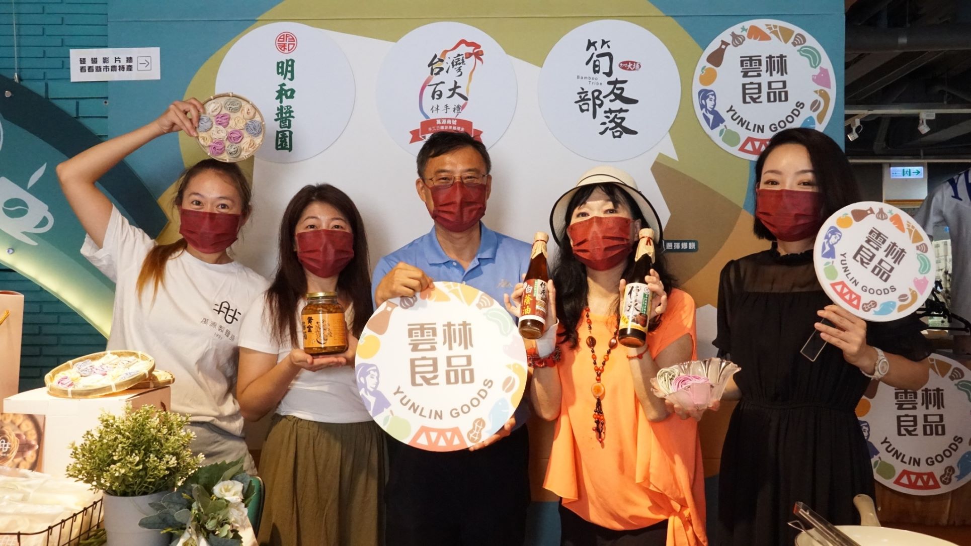 ▲(左一)萬源製麵鋪負責人謝語淇(左二)筍有部落經理劉翠娟(中間)農業處處長魏勝德(右二)明和醬園老闆娘徐若雅(右一)魔方數位策略長朱佩蘭。(圖/雲林縣政府農業處提供)