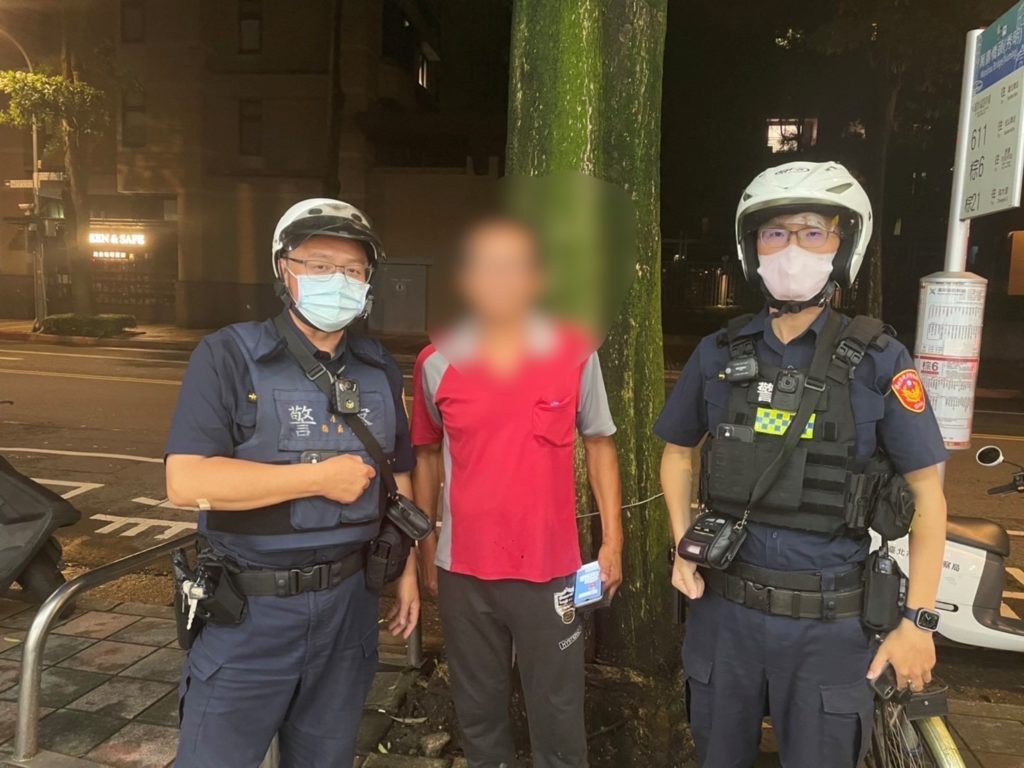 圖:警方及時攔阻男子遭假交友手法詐騙
