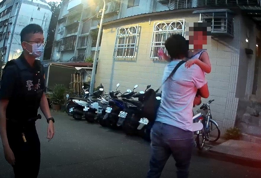 女警抱著走失男童,讓他卸下心防,順利找到回家的路