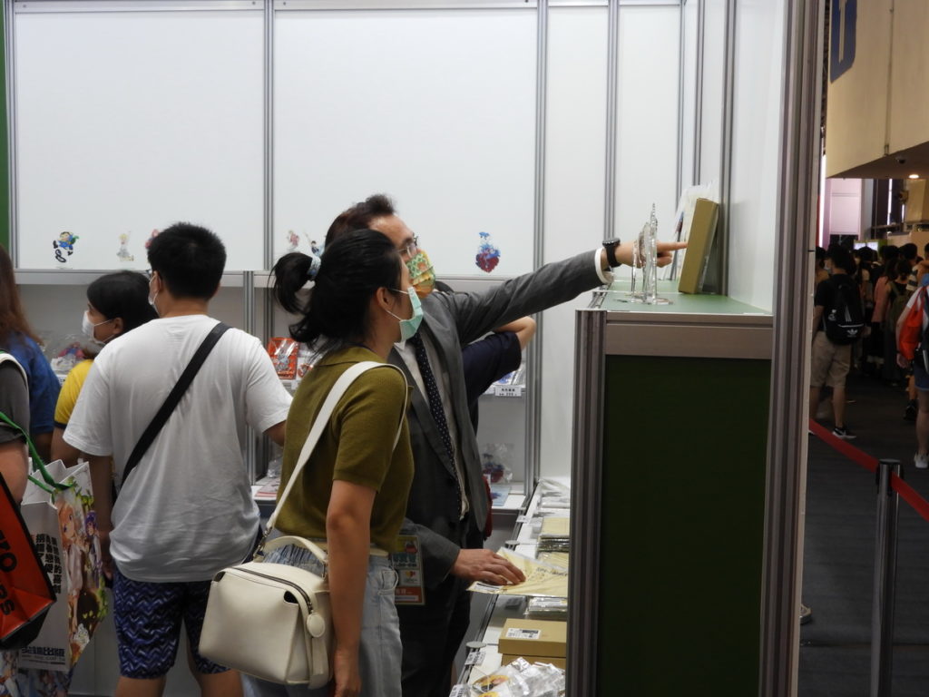 鄭運鵬委員帶著工作夥伴一同逛展買周邊