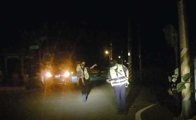 ▲4歲女童迷途田野道路中,員警抱著女童沿途逐戶詢問 (圖/台中大甲分局 提供)