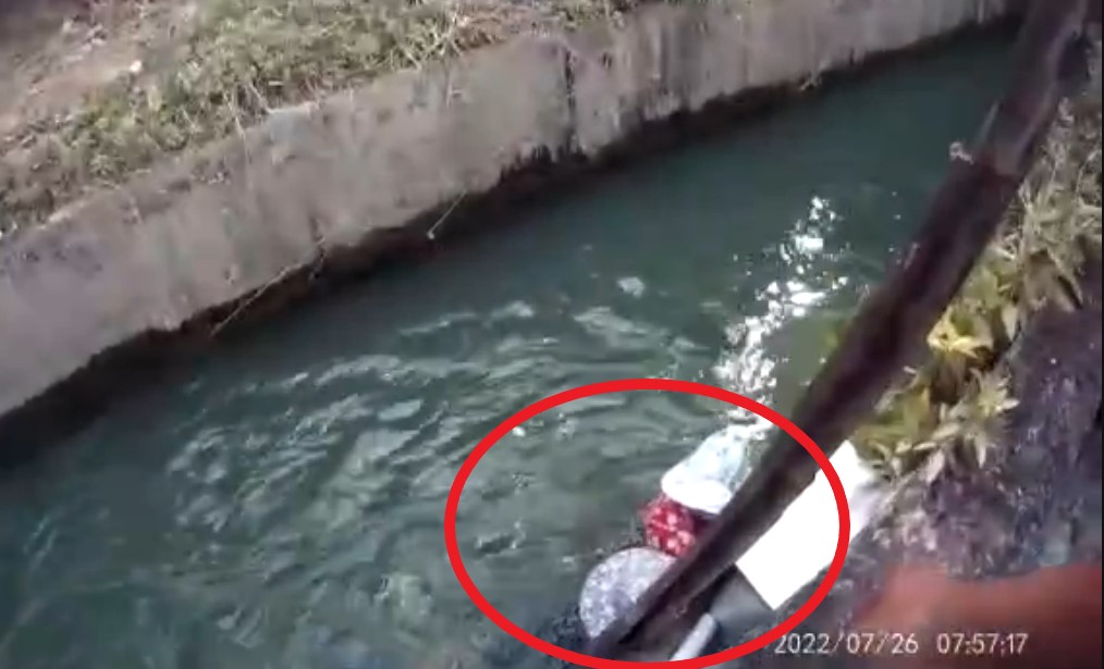 ▲老嫗欲跨橋採竹筍，不慎掉落水溝，熱心民眾跳入水中抓住老嫗    (圖/苗栗縣警察局 提供)