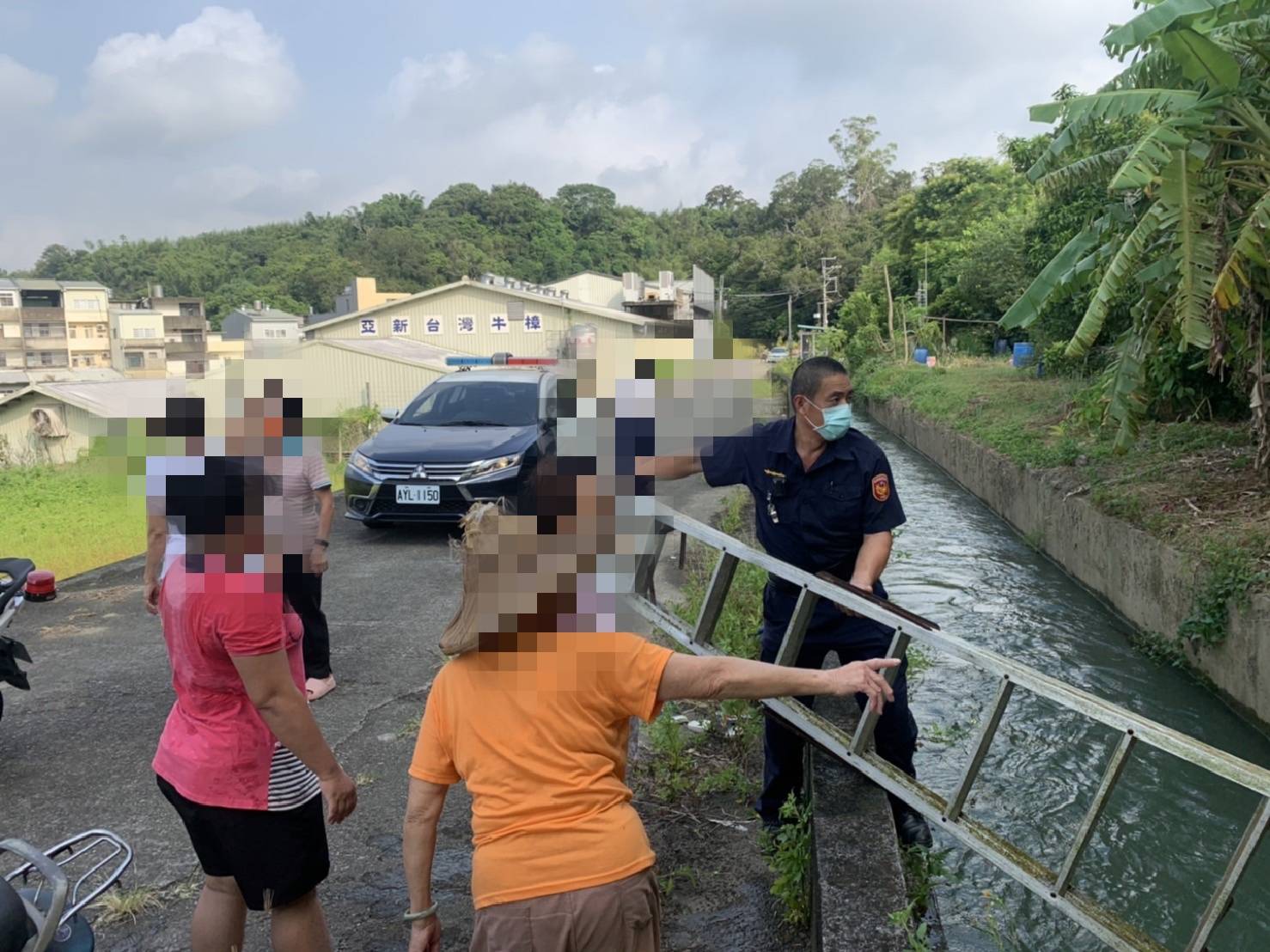 ▲員警架設鋁梯救援落水的徐姓老嫗    (圖/苗栗縣警察局 提供)