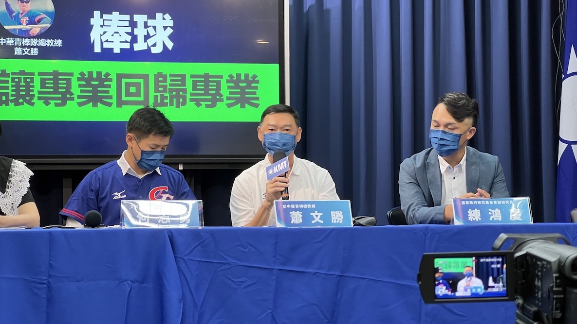 林智堅12億弄出新竹棒球場天堂路 國民黨邀奧運隊教練說分明 34 前中華青棒隊總教練蕭文勝解析,他帶領球隊時,會帶著球隊整理場地、撿石頭,降低安全風險。