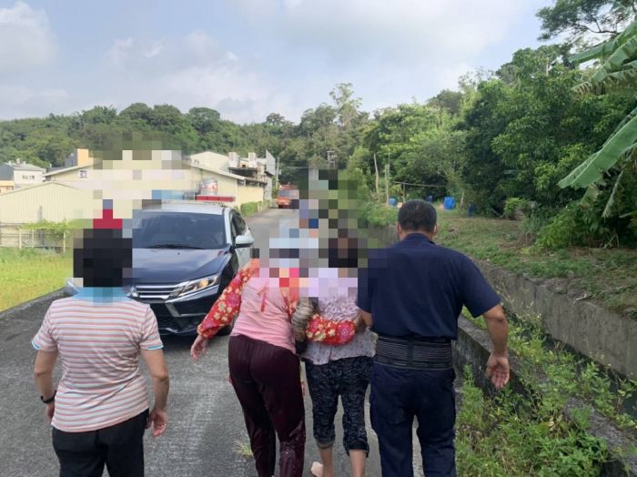 老嫗採竹筍跌落大排 苗警即刻救援