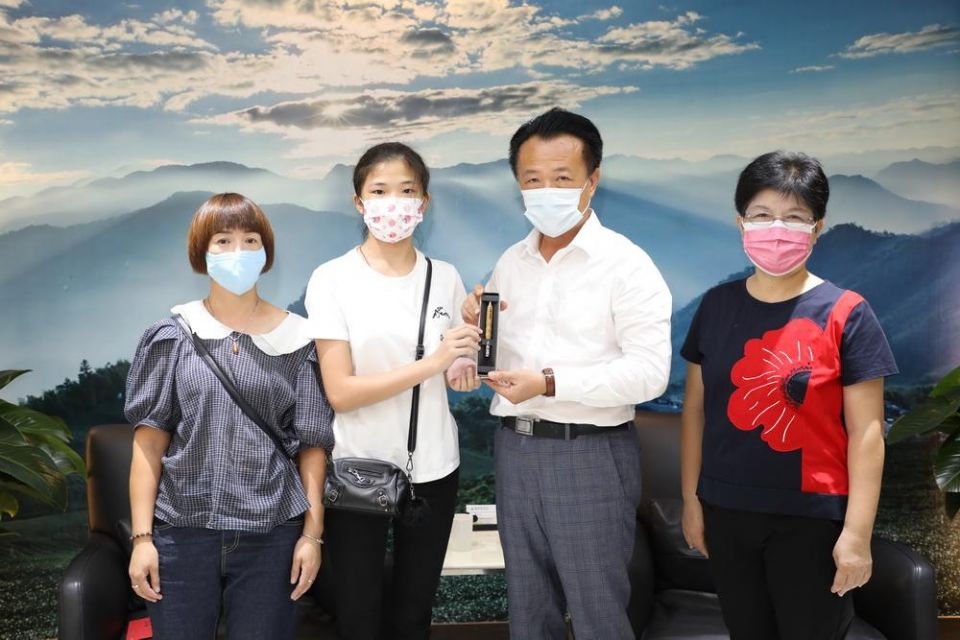 2022年總統教育獎 翁縣長與林鈺芯同學有約