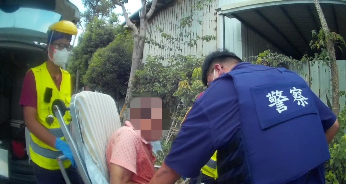 高溫熱中暑老翁昏倒路旁 八德警消即時救護送醫 25 S 3399728