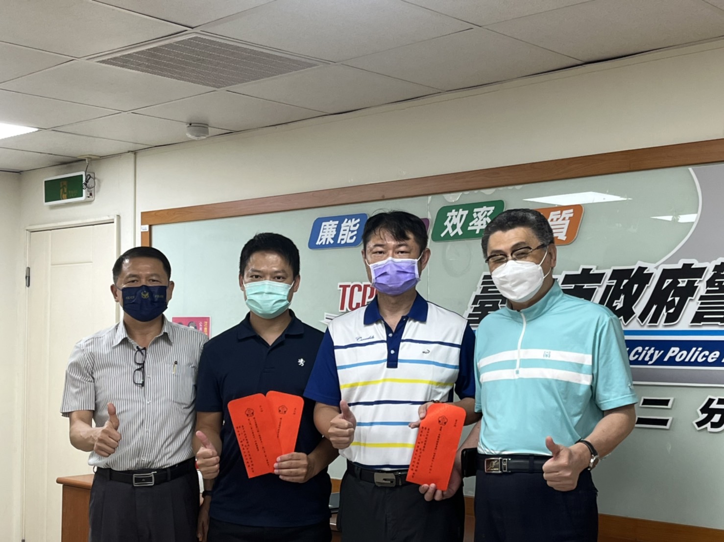 圖片說明:警友會第二辦事處主任何峰源日前針對中市警第二分局育才派出所、立人派出所,分別查獲多人妨害風化案件、詐欺集團車手案件特予表揚慰勉。(記者謝榮浤翻攝)