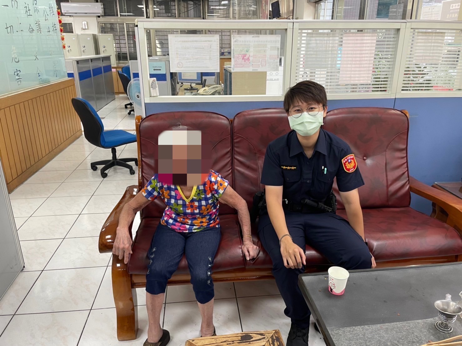 圖片說明:員警遂先請老婦人至所內休息並提供茶水。(記者宋紹誠翻攝)