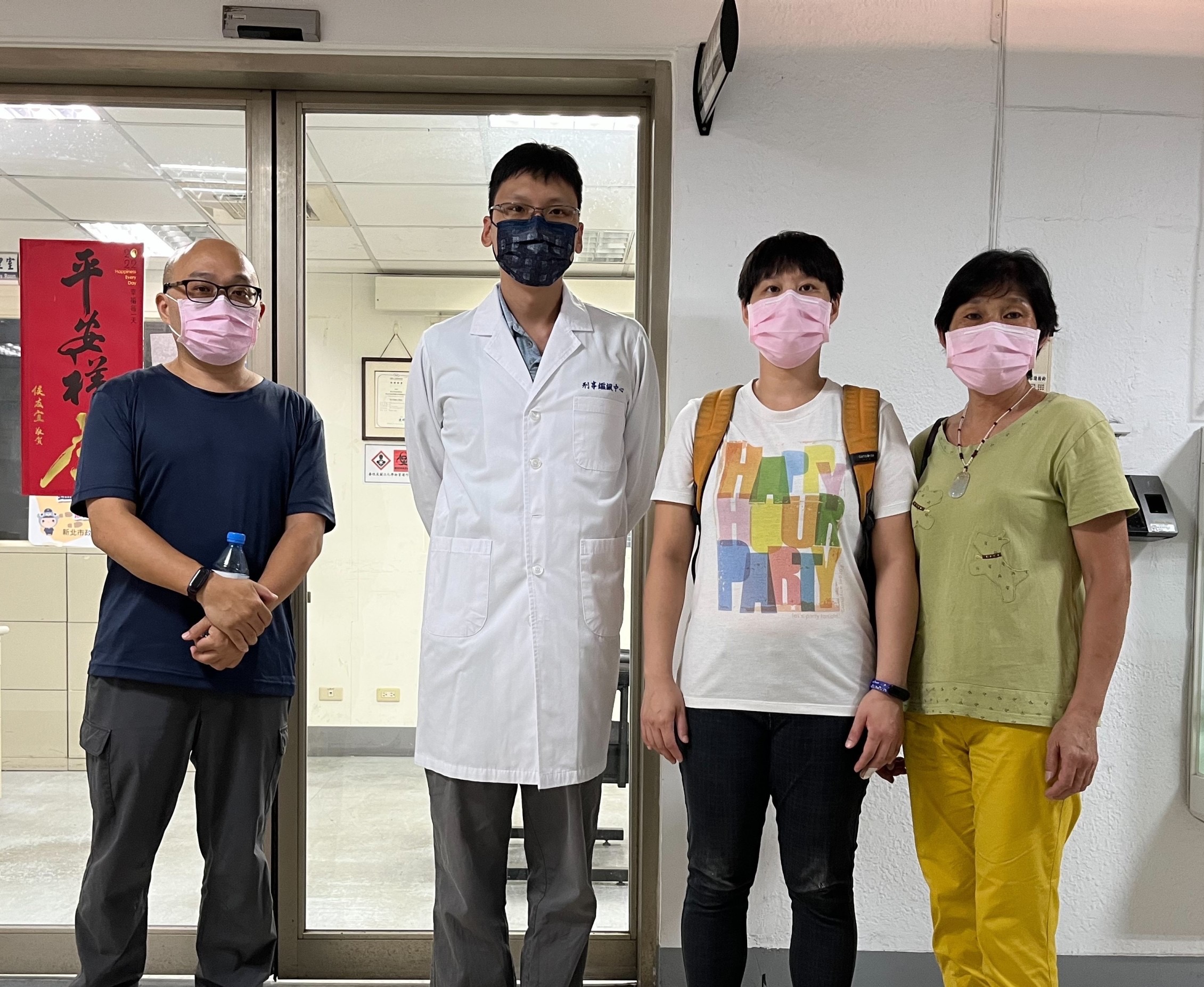 圖片說明:(左一)黃男的女婿(左二)鑑識中心警務正蘇愷安 (右二)黃男女兒 (右一)黃男老婆。(記者戴昱弘翻攝)