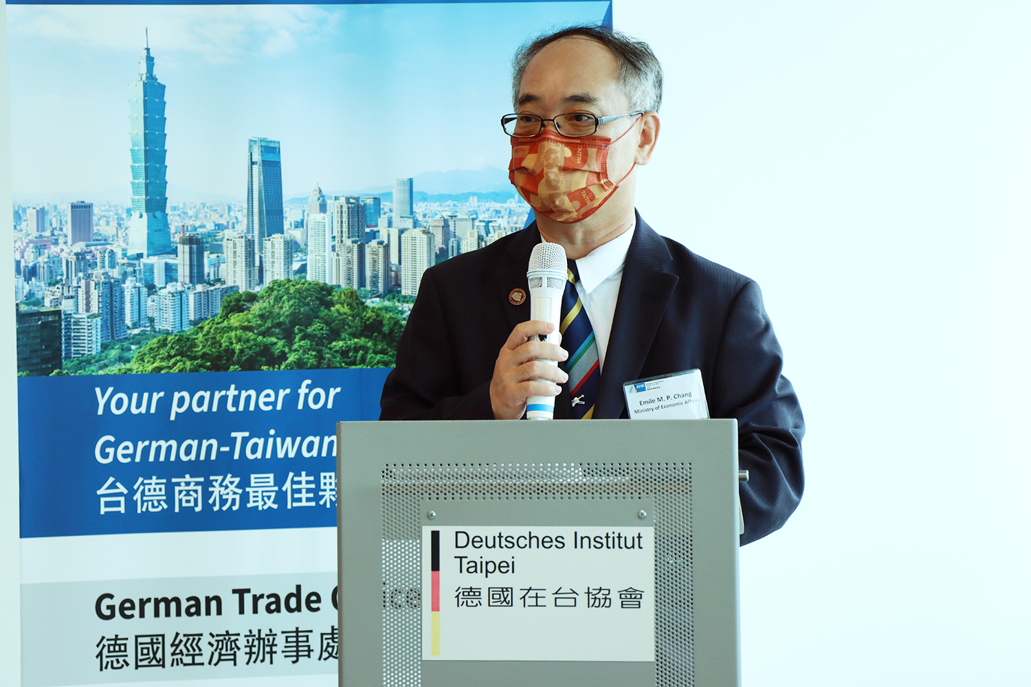 圖片說明:經濟部投資業務處張銘斌處長上台致詞。(記者徐煜勝翻攝)