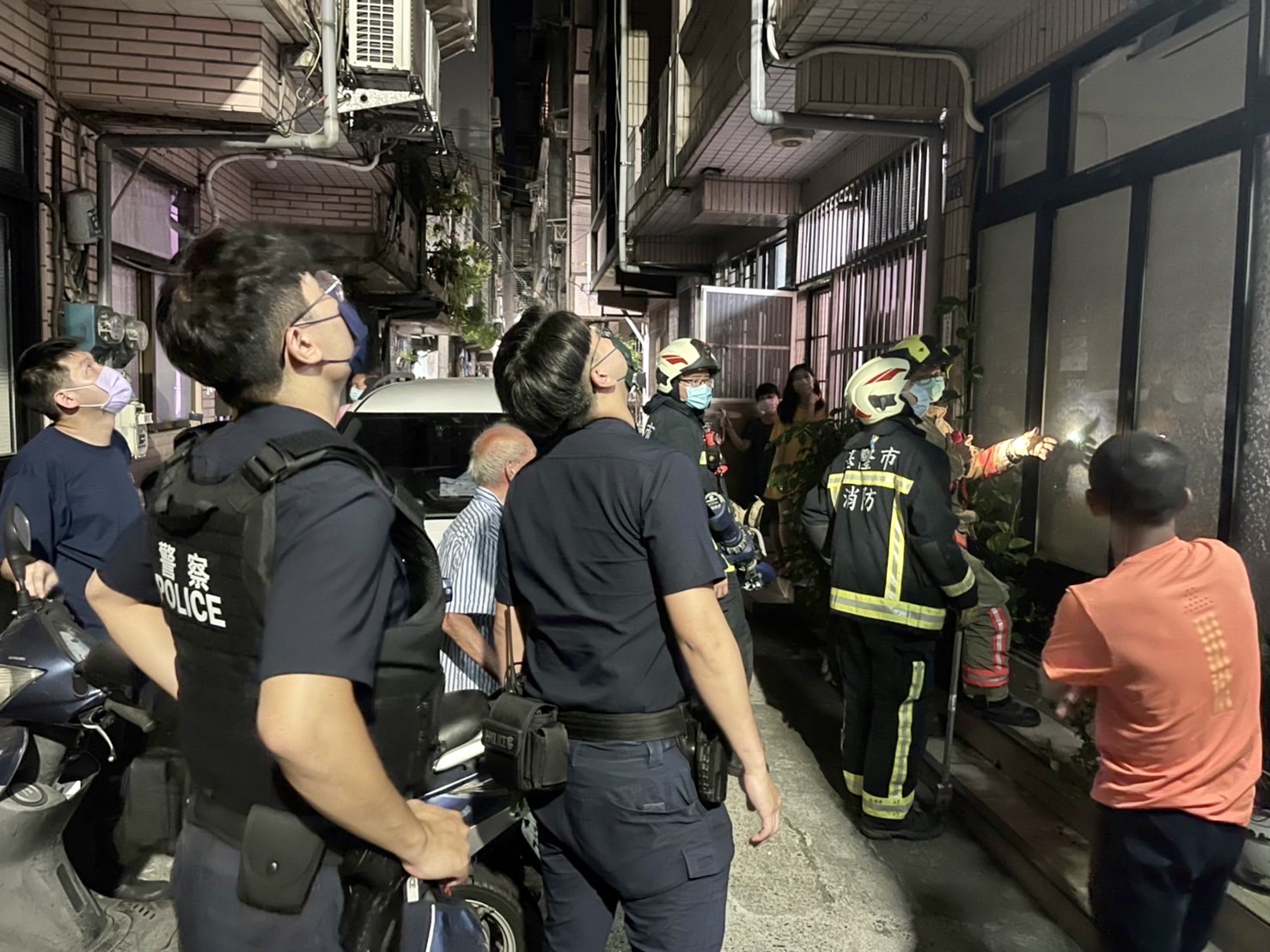 圖片說明:徐姓婦人受困住家頂樓,中山派出所所長古家銘等人據報到場後,立即聯繫消防人員到場協助救援。(記者宋紹誠翻攝)