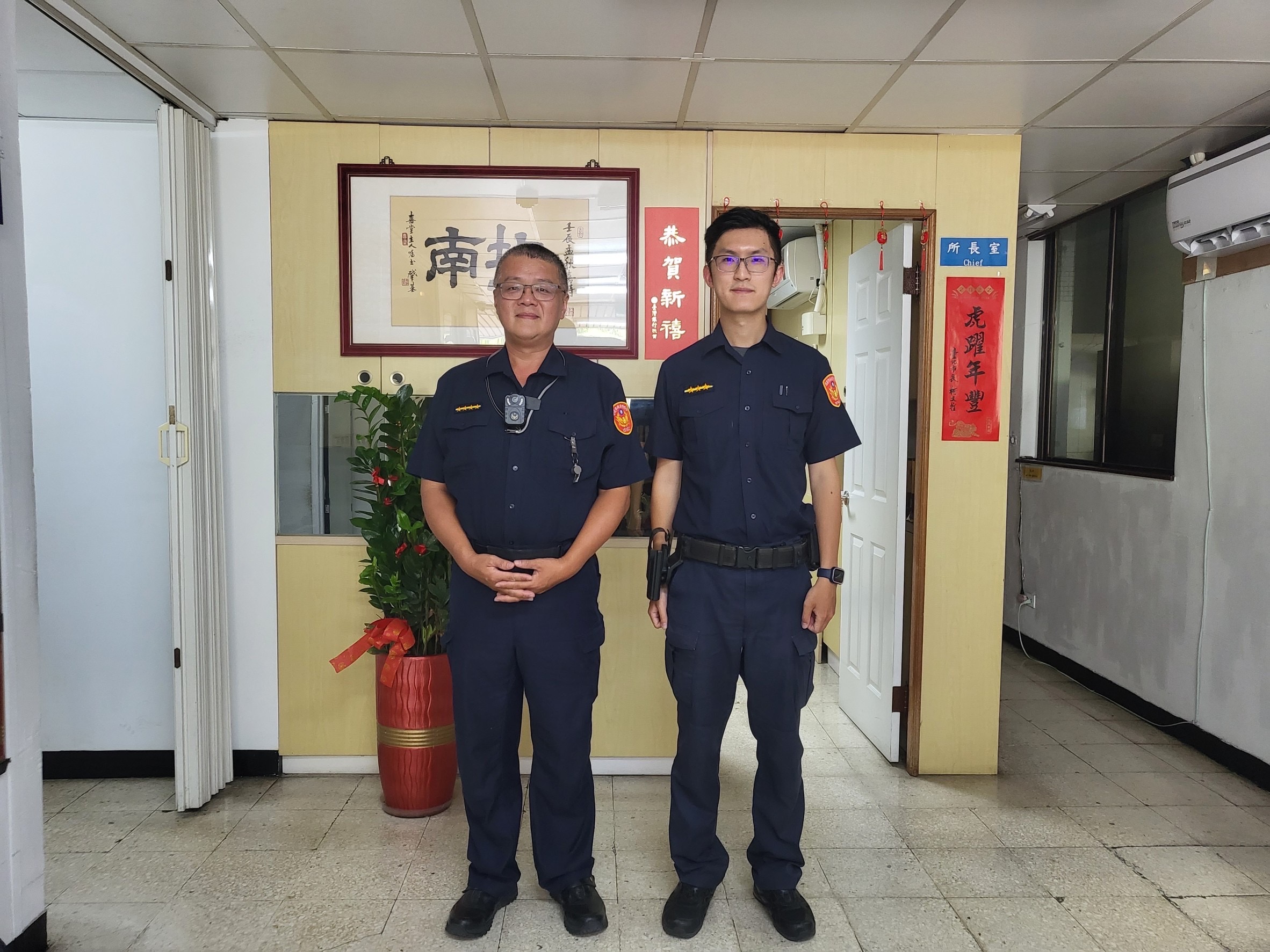 圖片說明:文山第一分局指南所巡佐羅元榮(左)及警員林廷威(右)成功阻詐。(記者趙靜姸翻攝)