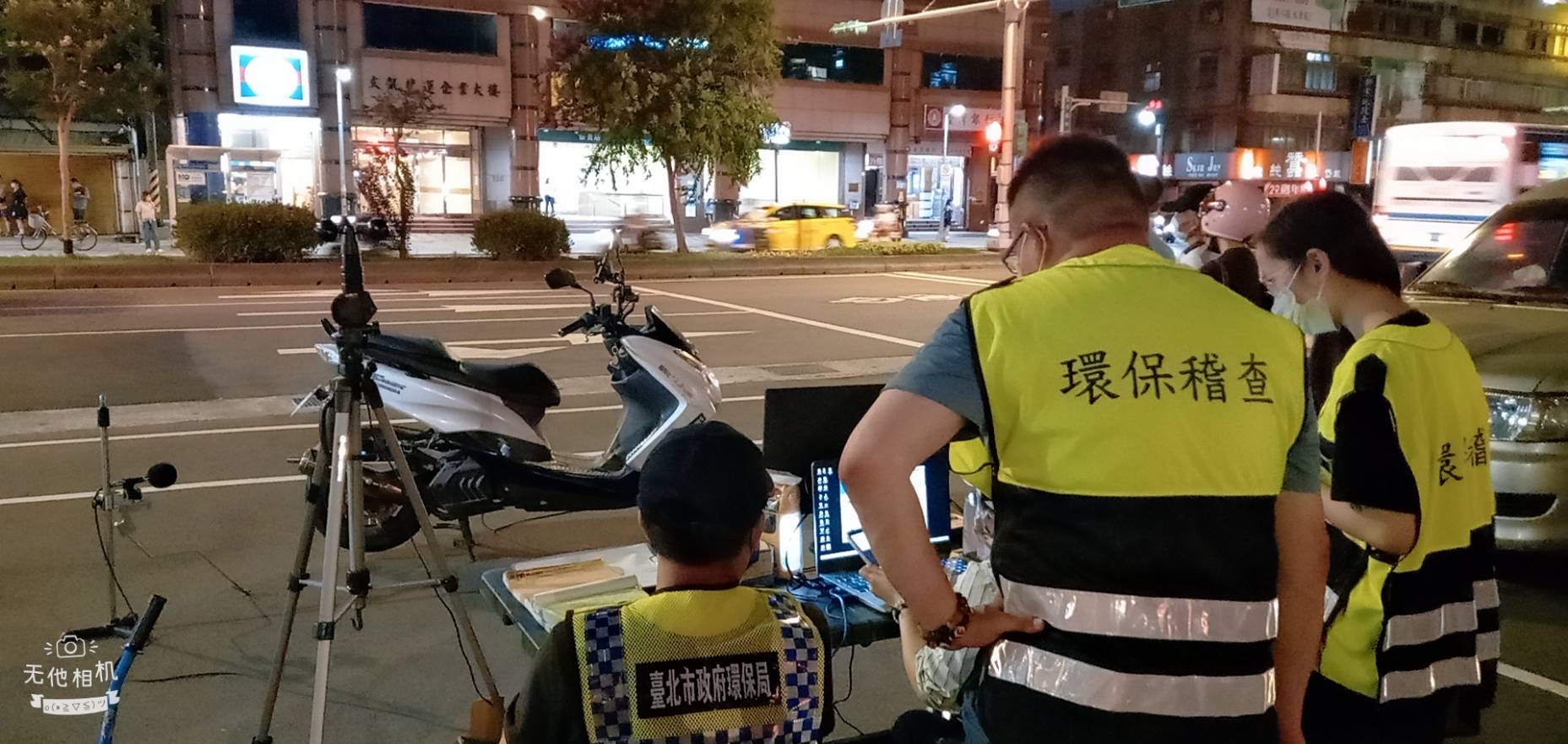 圖片說明:文山第二分局會同環境稽查大隊加強攔查取締改裝及超速車輛,還靜於民。(記者趙靜姸翻攝)