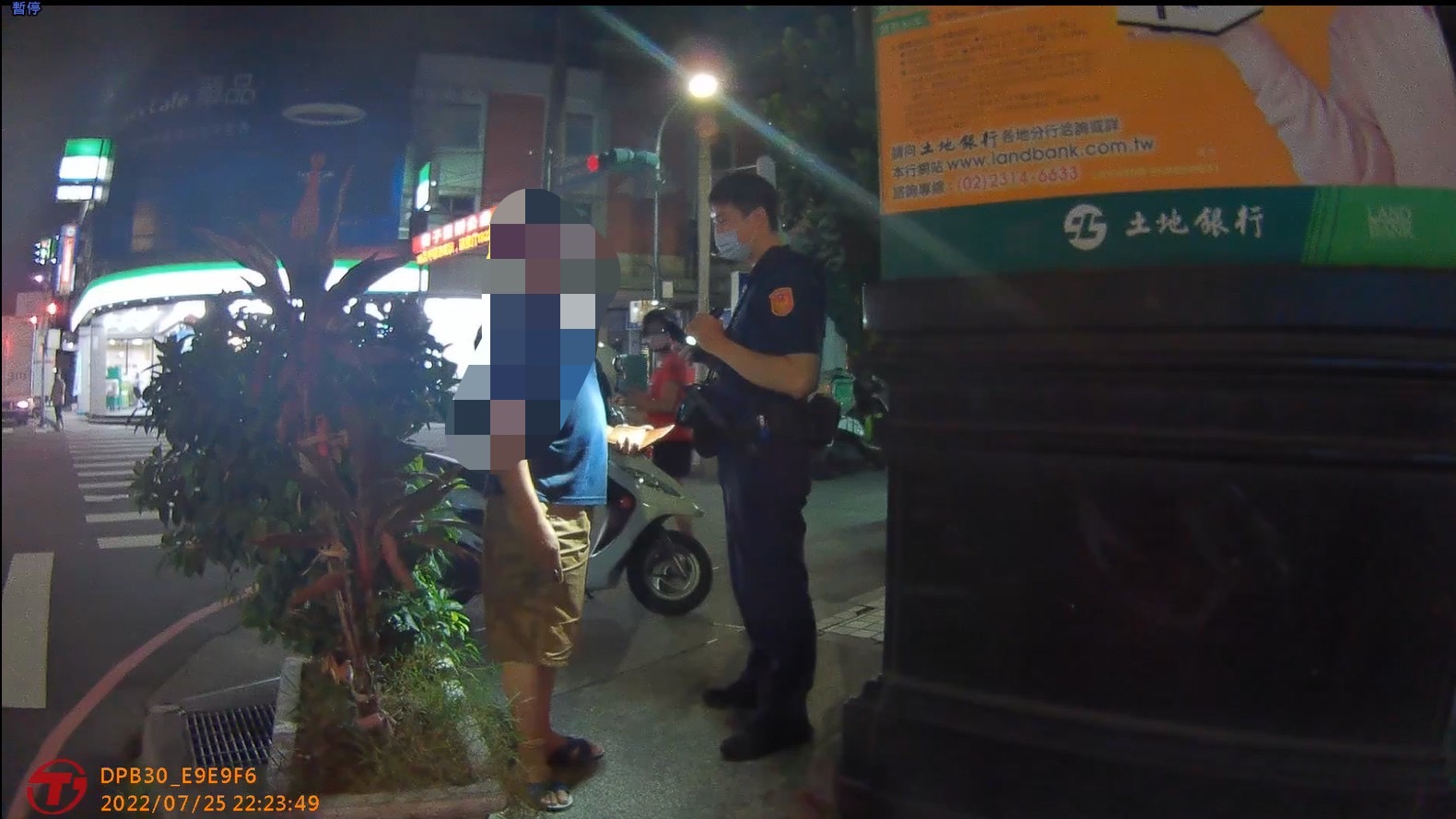 男夜間ATM邊講手機邊匯款 林口巡警眼尖盤查及時阻詐