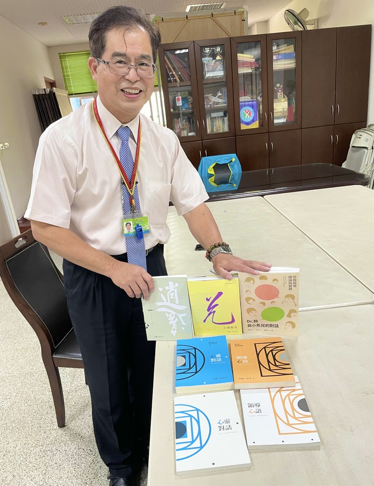 漾新聞|寫得一手毛筆字又是高雄教育界老斑馬樂團創辦人 顏永進校長今榮退
