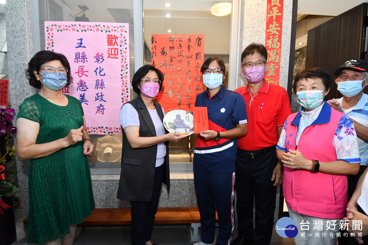 賴亭諭榮獲世界運動會女子拔河冠軍,縣長表揚彰化之光。圖/彰化縣政府提供