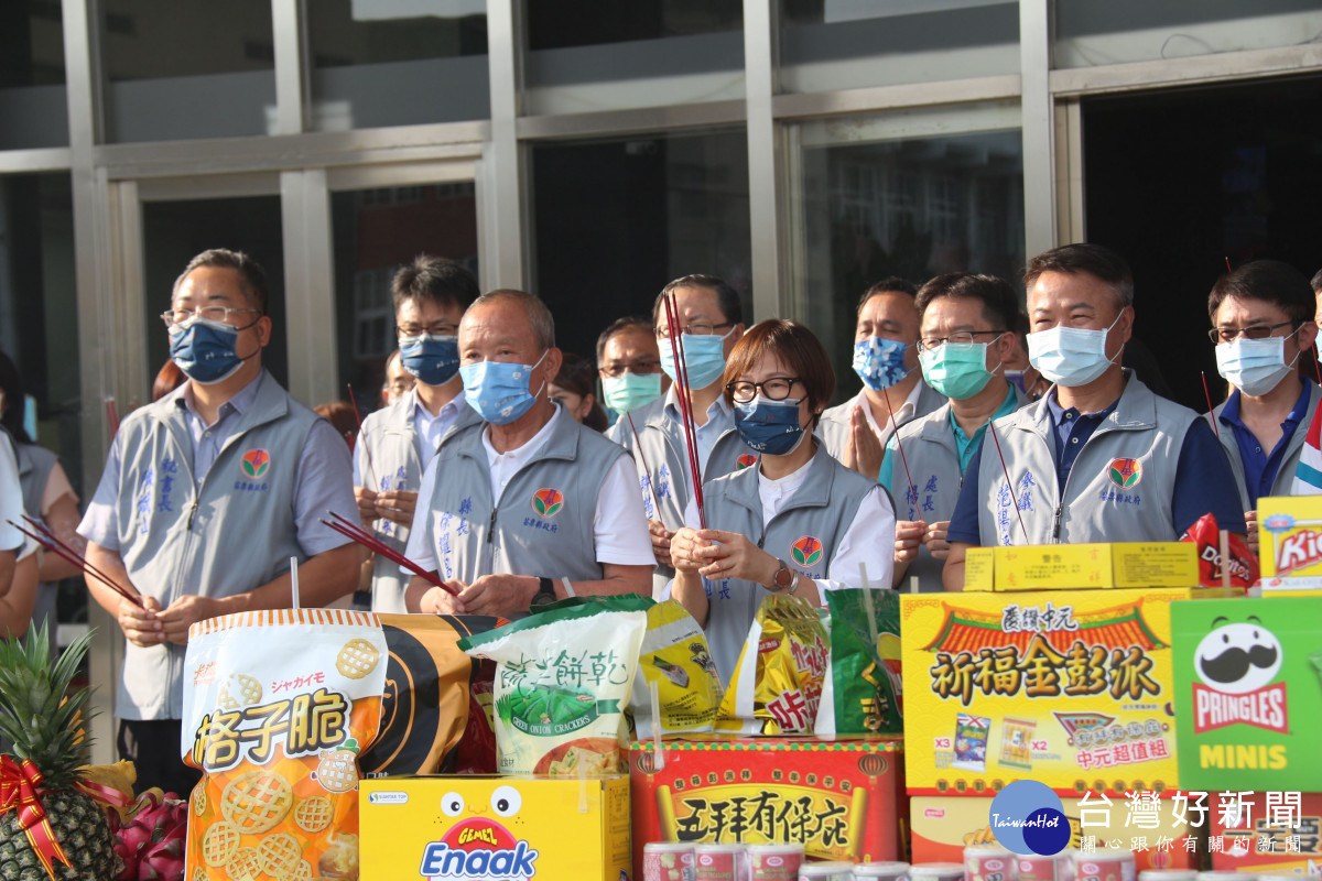 苗栗縣府普渡祭拜　徐耀昌祈求國泰平安保佑鄉親健康