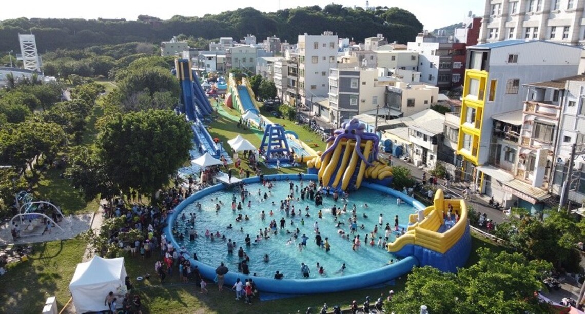 暑假Fun電首選 孩子們的歡樂天堂 旗津大型氣墊樂園免費玩