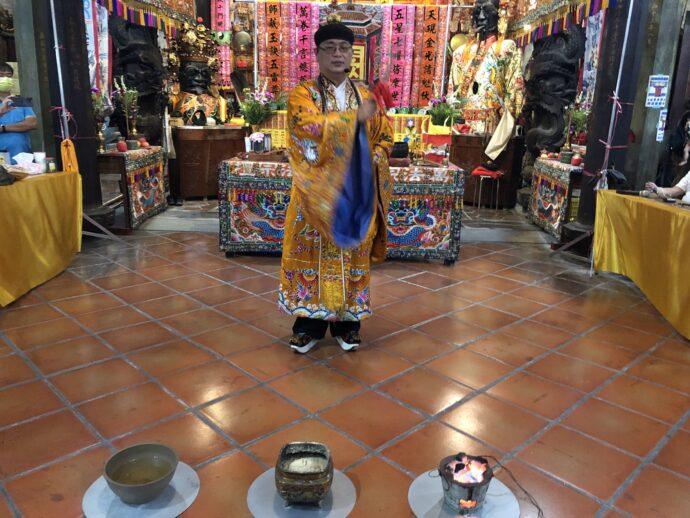 ▲張澤丕道長主持普渡 淨爐除穢 儀式。(圖/嘉義城隍廟提供)