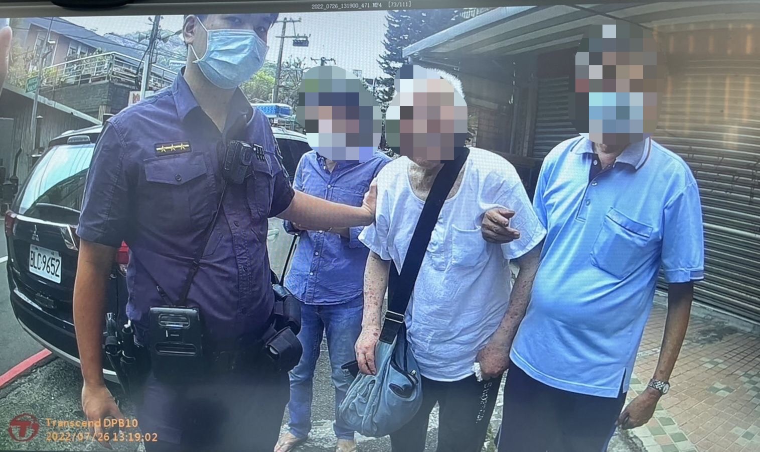 樹林警分局樹林派出所警員王昭元、陳登霖趕赴現場帶回體力不支老翁