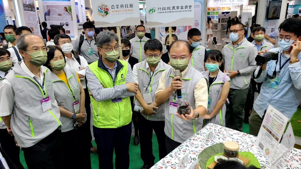 茶改場場長蘇宗振右一,展示茶改場創新農業效率生產成果。
