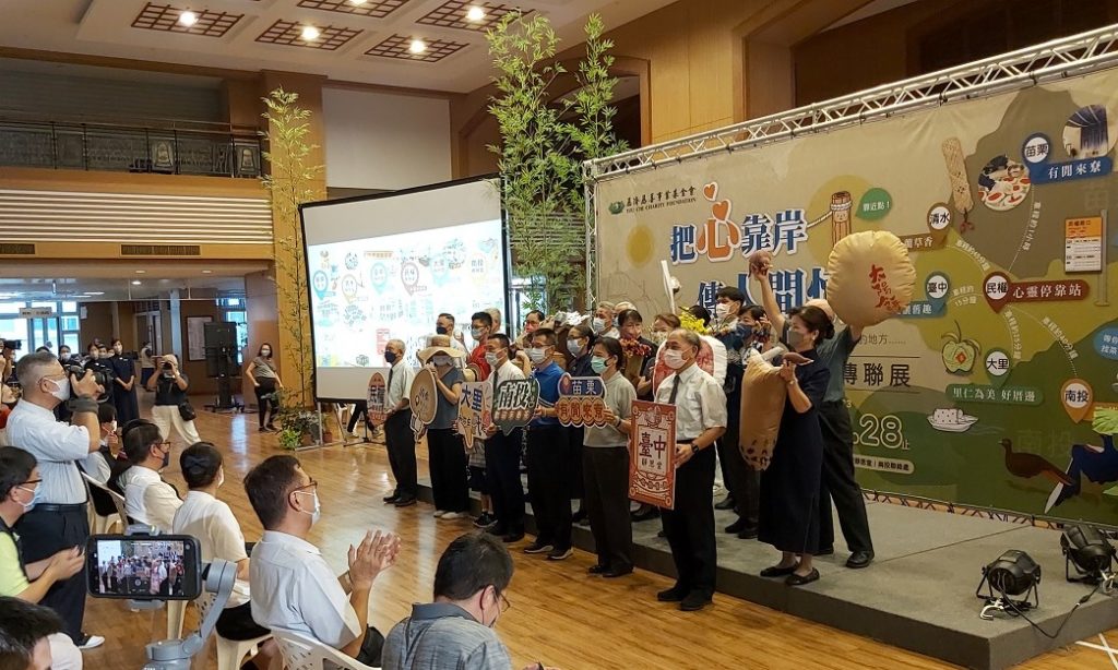 慈濟中部六處會所《船與傳聯展》登場,今日開幕展於台中靜思堂一樓大廳走秀宣傳。(圖/陳惠玲攝影)