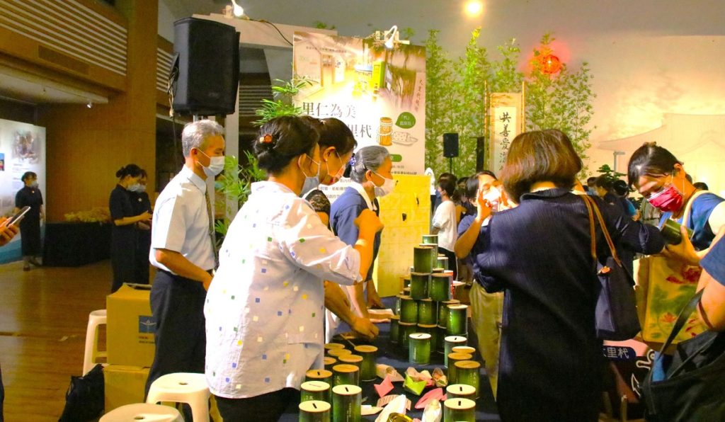 台中靜思堂一樓大廳「慈濟大里聯絡處」設攤現場邀民眾趣味互動畫面。(圖/陳惠玲攝影)