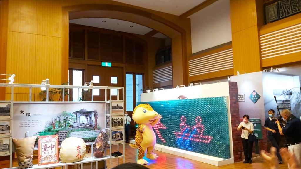 《船與傳聯展》台中靜思堂〈大墩 懷舊趣〉吉祥物出場畫面。(圖/陳惠玲攝影)