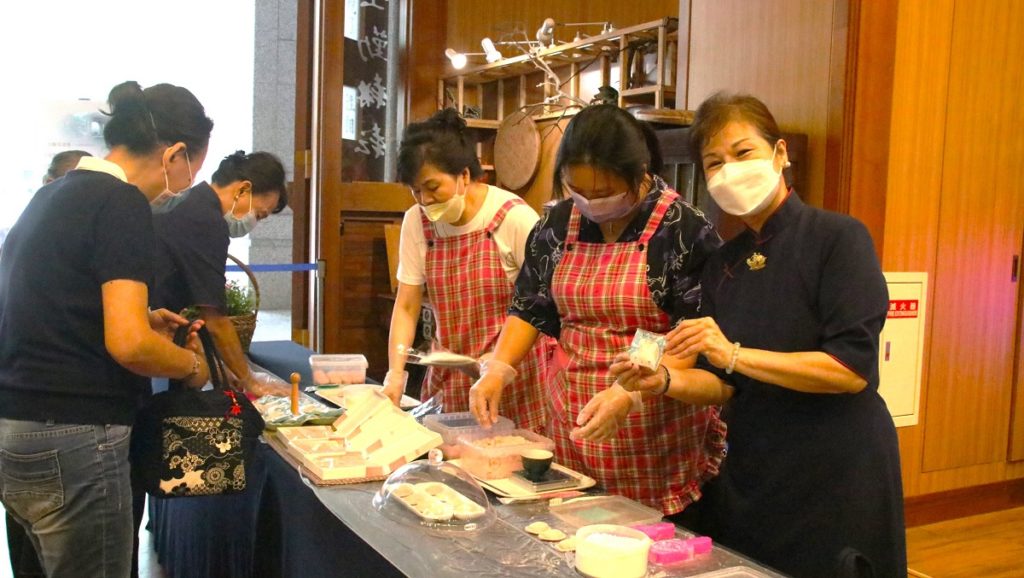 台中靜思堂以〈大墩 懷舊趣〉為主題,慈濟志工呂清音(右一)導覽並介紹現場展示與教作。(圖/陳惠玲攝影)