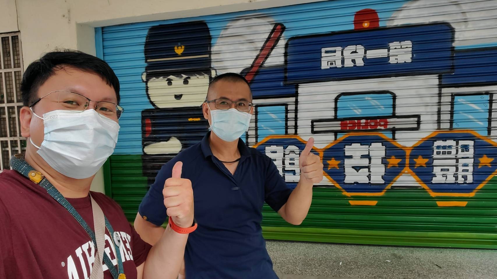 ▲警員李冠鼐(左)與鄭忠平耗時5天完成「牛奶方盒警探」體技館門面 (圖/台中市警察局 提供)