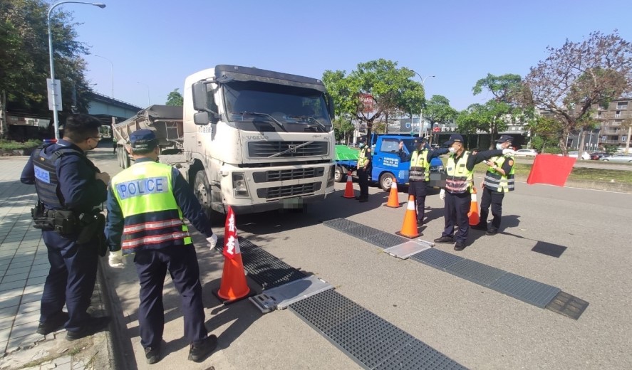 ▲為維護市民用路安全,市警局自8月1日執行「取締違規大型車」專案 (圖/台中市警察局 提供)