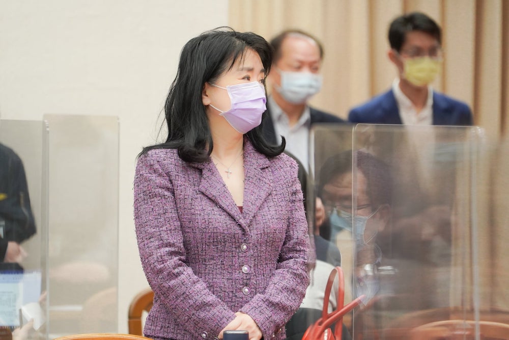 新竹棒球場天堂路險報銷林哲瑄生涯 李貴敏:發生在國外賠不完 50 針對新竹棒球場場內設施不當,造成中華職棒選手林哲瑄,左肩關節唇破裂合併部分旋轉肌撕裂傷,律師出身的國民黨立委李貴敏29日表示,若發生在國外,恐怕賠償賠不完。