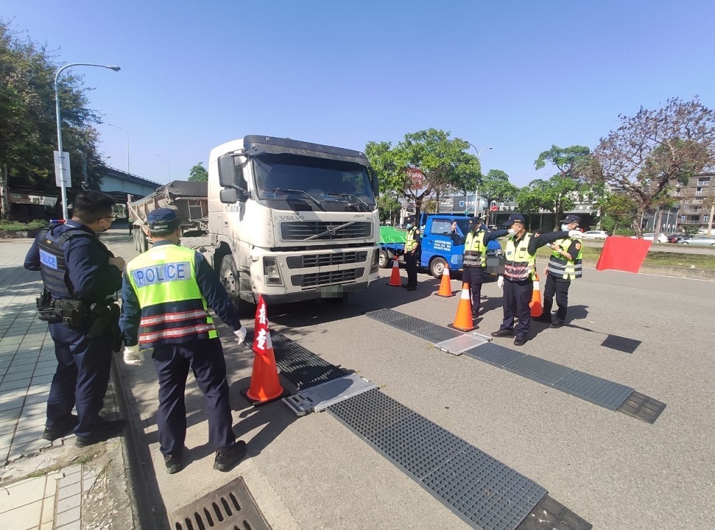 圖片說明:臺中市政府警察局交通警察大隊積極防制大型貨車(含砂石車)交通事故,規劃取締大型貨車(含砂石車)交通違規專案勤務。(記者謝榮浤翻攝)