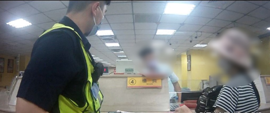 圖片說明:臺中市政府警察局第四分局大墩派出所員警耐心勸說陳姓六旬婦人後,成功阻詐保住73萬元。(記者謝榮浤翻攝)