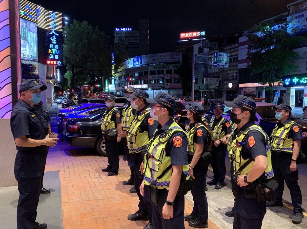 圖片說明:中市警二分局執行「肅槍專案」對於明顯違規或可疑人車等加強盤查,除淨化治安並加強取締酒駕併行,誓言守護市民安全。(記者林㤈輝翻攝)