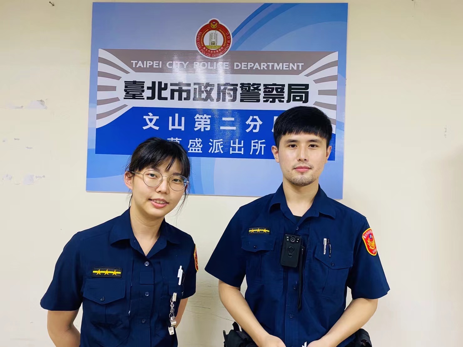 圖片說明:萬盛所警員陳柏蓁(左)、黃禹喬(右)智拆騙局,成功幫湯女保存款。(記者吳萍翻攝) 