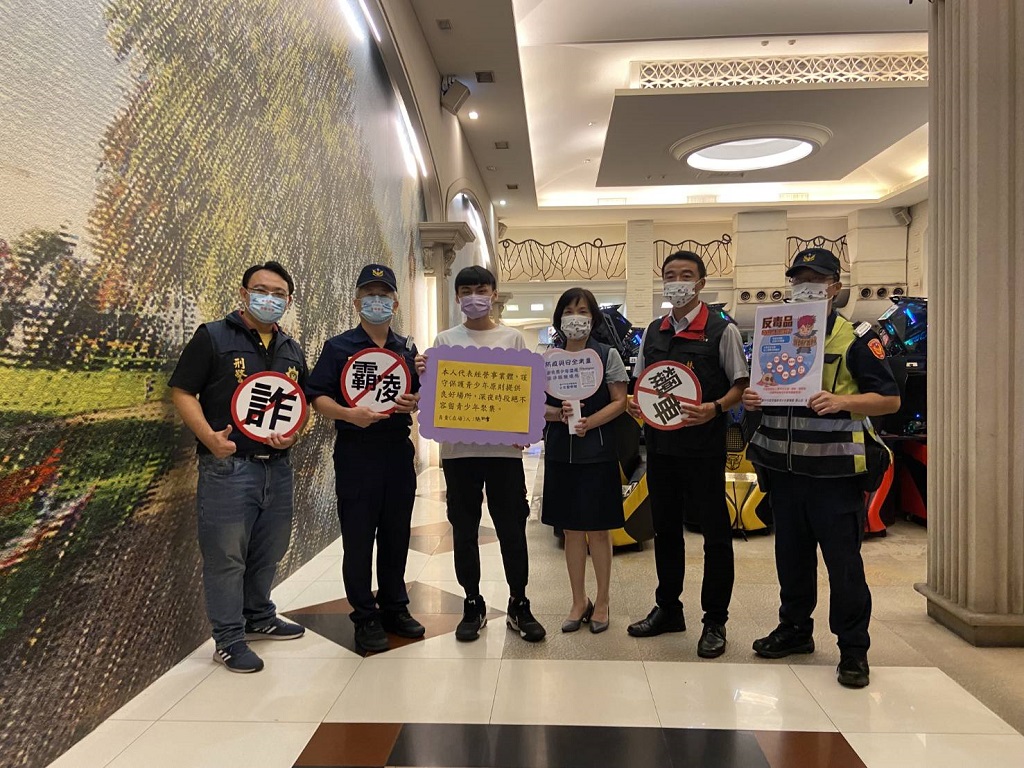 圖片說明:臺中市政府警察局少年警察隊結合臺中市政府警察局及臺中市政府教育局於日前往相關營業場所,向業者及在場民眾宣導遵守保護青少年法令及規定。(記者林㤈輝翻攝)