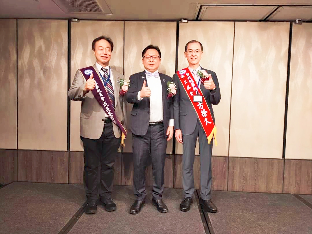 圖片說明:國際鯨魚會總監林振鵬(圖中)蒞臨監交,感謝卸任會長李一華先生(圖左)無私付出並恭賀新任會長方榮久先生(圖右)光榮接任。(記者徐煜勝攝)